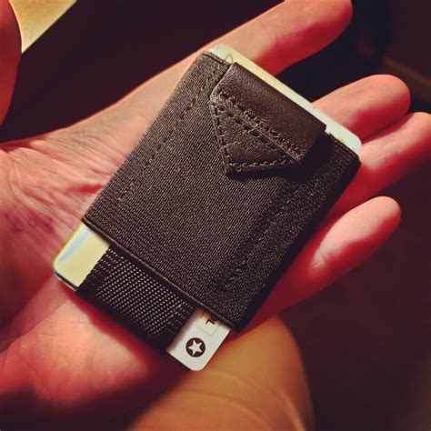 Slim Minimalist Wallet Review – Gentleman Reviewer