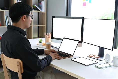 15 Home Office Ideas with Multiple Monitors (With Pictures)