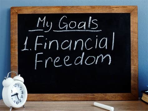 How can men optimize income & invest wisely for early financial freedom?