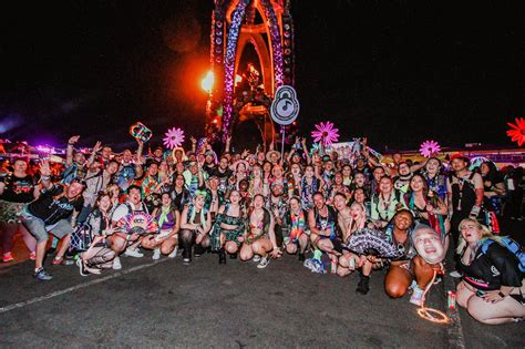 What EDC gear helps men manage fitness goals & financial reminders on the go?