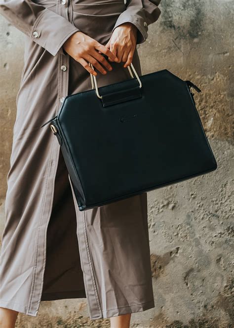 Get Minimalistic Solid Basic Laptop Bag at ₹ 2490 | LBB Shop