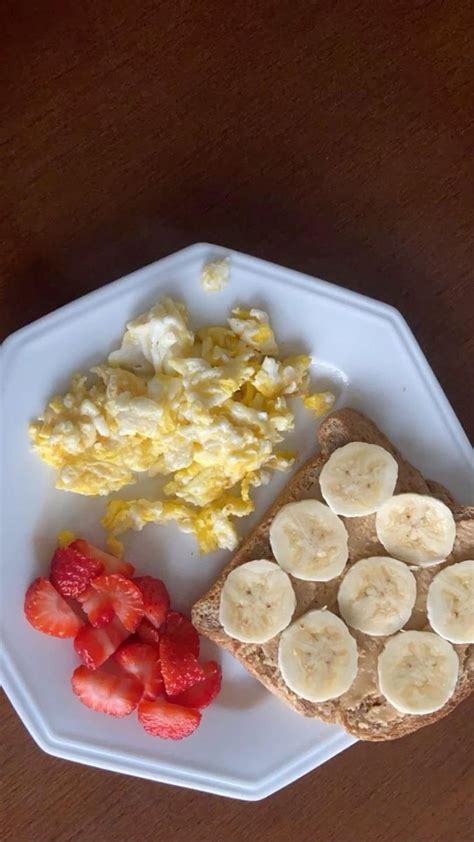 Healthy Breakfast Ideas with Scrambled Eggs and Strawberries