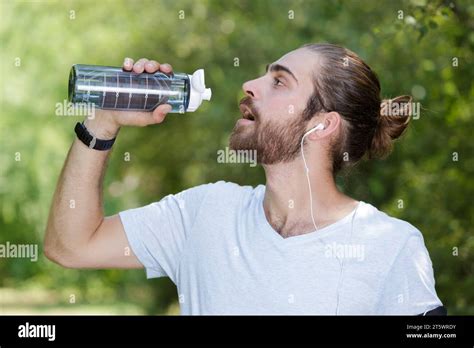 thirsty athlete drinking water after workout Stock Photo - Alamy