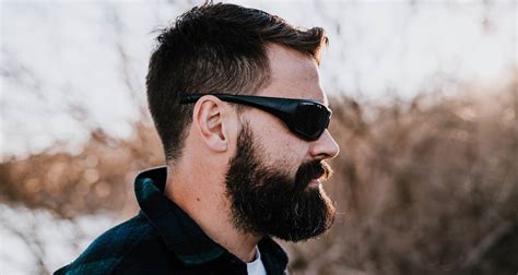 What is the average daily growth rate of a man’s beard?