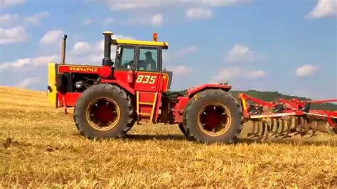 Versatile men’s style: What essentials transition from activewear to business?