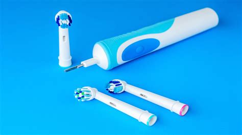 PROPER USE OF AN ELECTRIC TOOTHBRUSH