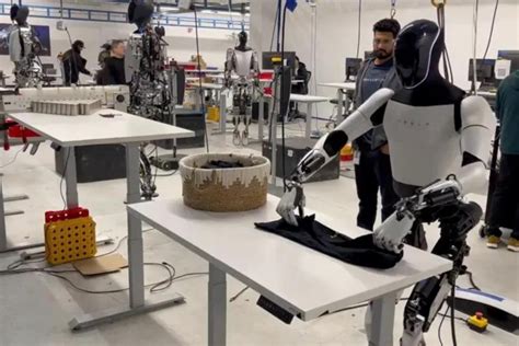 Elon Musk mostra novo robô humanoide da Tesla em vídeo publicado no X