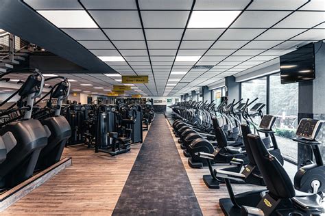 Training im Fitnessstudio - FITNESS GYM