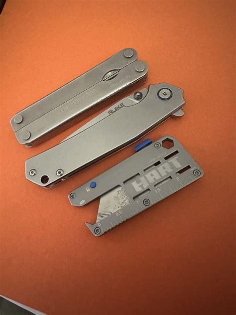 What essential EDC gear optimizes daily efficiency and professional readiness?