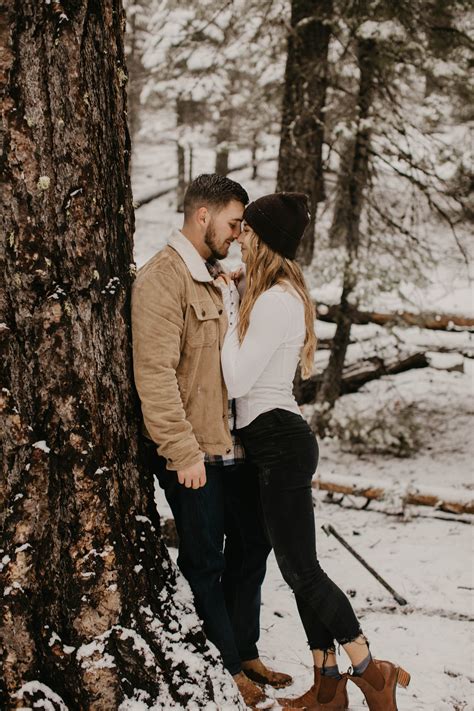 Winter Engagement Session in the Snow | Couple photography winter, Snow ...