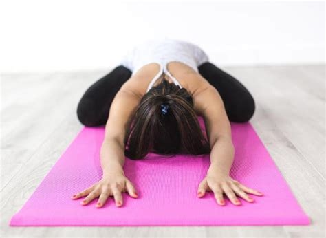 Sitting all day? What quick body stretches prevent male lower back pain?
