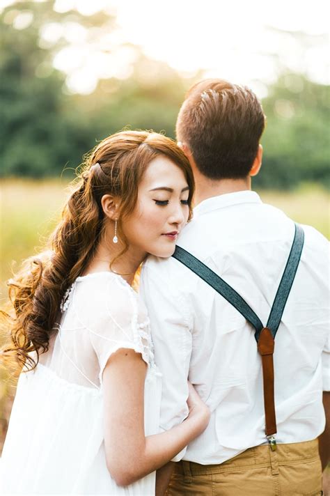 17 Couple Poses You Should Try for a Natural Prewedding Photoshoot ...