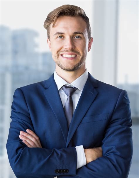 Businessman standing with arms crossed | Impara l'Inglese con Monica ...