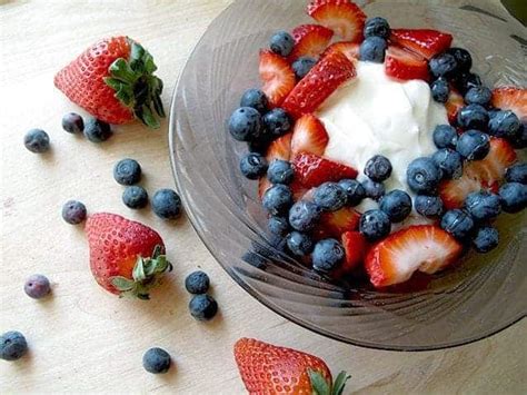 Greek Yogurt &amp; Fresh Berries - The Kitchen Magpie