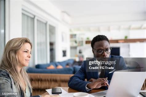 403 Financial Advisor Virtual Meeting With Clients Stock Photos, High ...