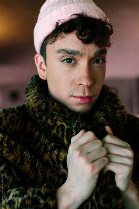 «Portrait Of Young Non-binary Person At Night In The City» del ...