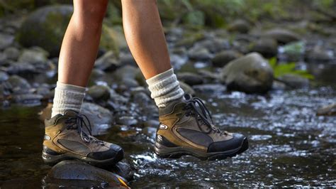 How to waterproof hiking boots: how to keep your feet dry | Advnture