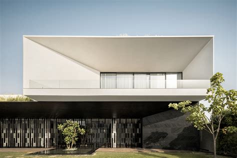 Which minimalist wallet offers secure card capacity without bulk?