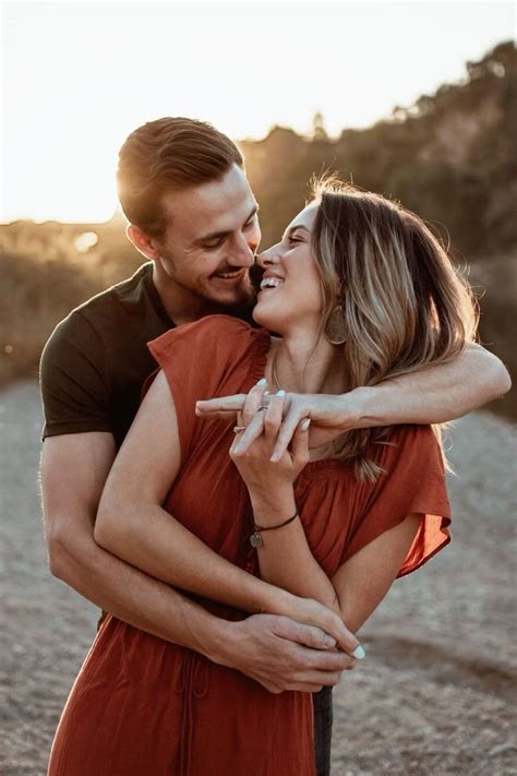 Photographer's Guide to 50 Couple Poses | Engagement pictures poses ...