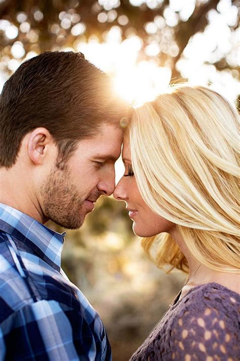 15 Adorable Couple Poses To Inspire Your Engagement Photo Shoot
