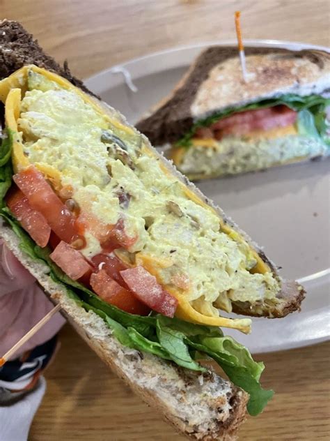 What daily habits and communication tactics strengthen a man’s relationship?