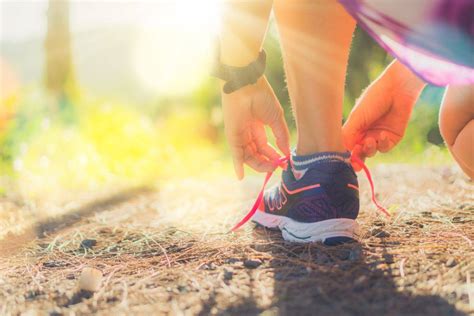 How Should Running Shoes Fit? How Tight They Should Be? (10 Tips)