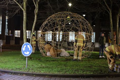 Man zit vast in kerstversiering op rotonde, brandweer moet hem ...