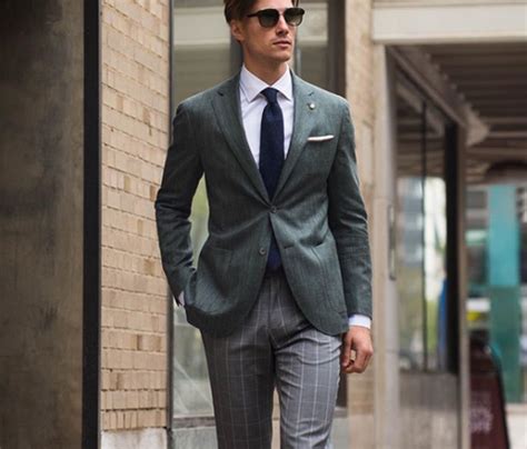 How to build a versatile men’s wardrobe for professional & casual success?