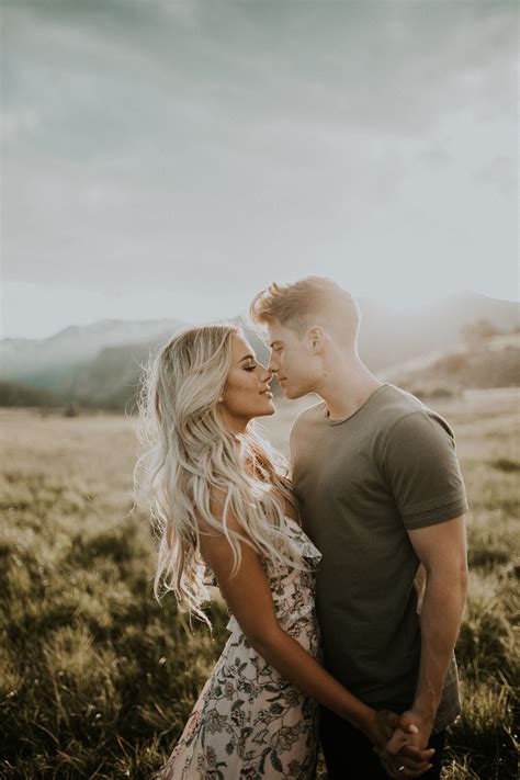 Blog - LOOKSLIKEFILM | Engagement pictures poses, Engagement photo ...