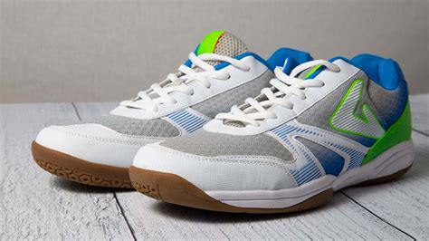 What shoe styles seamlessly transition from office professional to weekend casual?