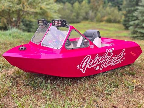 This Tiny Speed Boat Fits Just One Person, and Looks Incredibly Fun