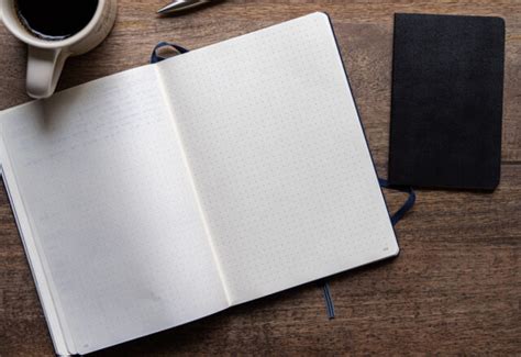 What essential EDC tech gear boosts productivity & financial tracking efficiently for men?