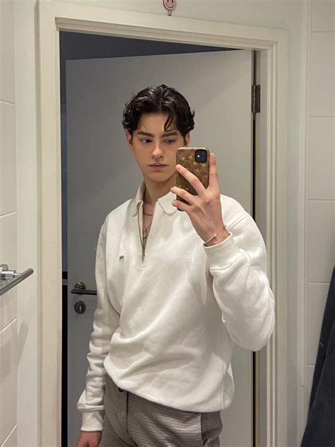 What men’s backpack resists wear & tear, fits gym/work, and looks sharp?