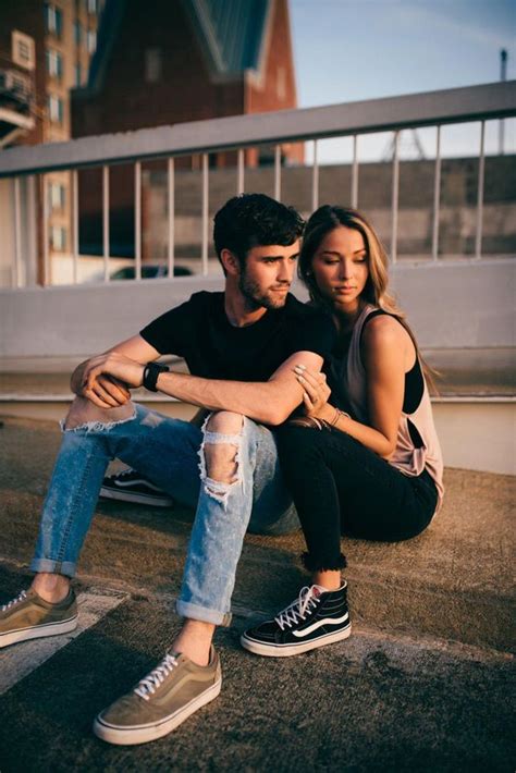 50 Romantic Couple Poses to Get Cute Couple Photos (+5 FREEBIES)