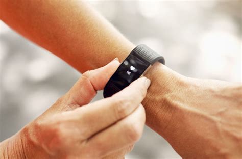 How To Measure Heartrate With Fitness Tracker Inside Our Outside Wrist ...