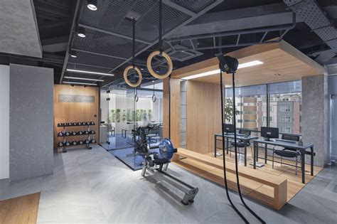 Gym to office: How to master sharp, versatile men’s style?