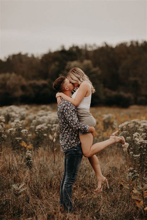 summer engagement photos, couple poses, romantic couple photos ...