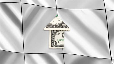 How much money do men typically keep in an emergency fund, separate from their regular savings?