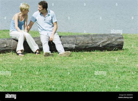 Couple sit on log hi-res stock photography and images - Alamy