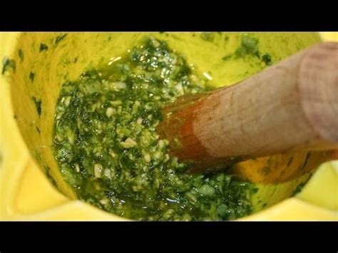 What quick, high-protein fuels combat midday energy dips for busy men?