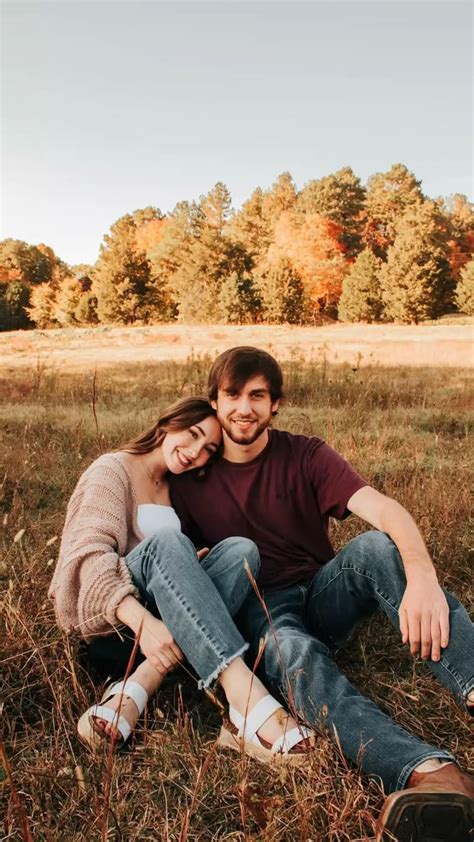 Fall couple pictures | Fall couple pictures, Fall couple photos, Fall ...