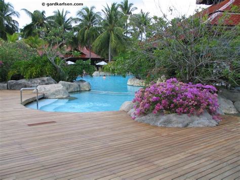 What 3 versatile essentials elevate a man’s smart casual style from office to weekend?