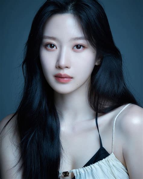 Moon Ga Young Tampilkan Karisma yang Lebih Elegan di Pemotretan Terbaru